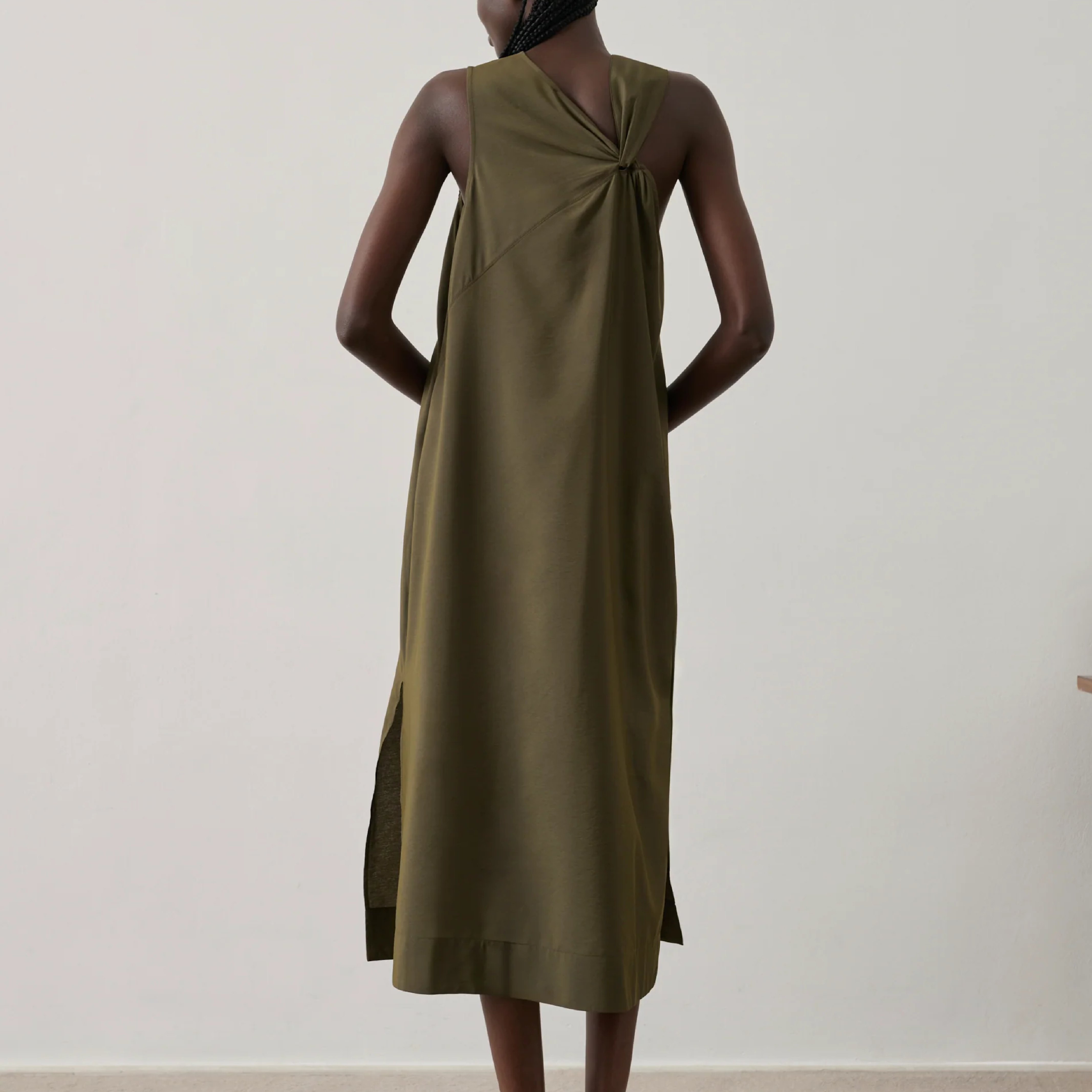 Emna Kjole, Khaki