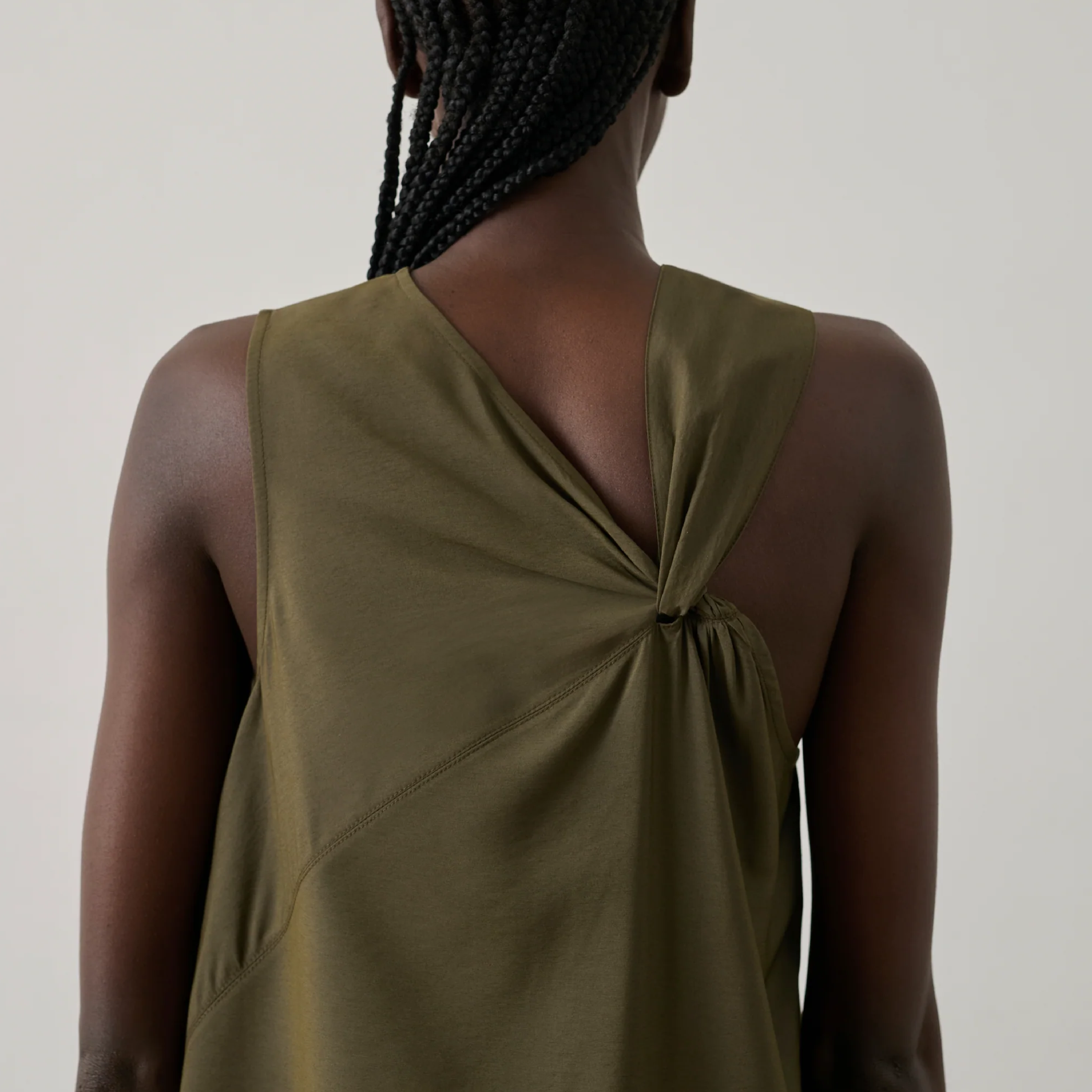 Emna Kjole, Khaki