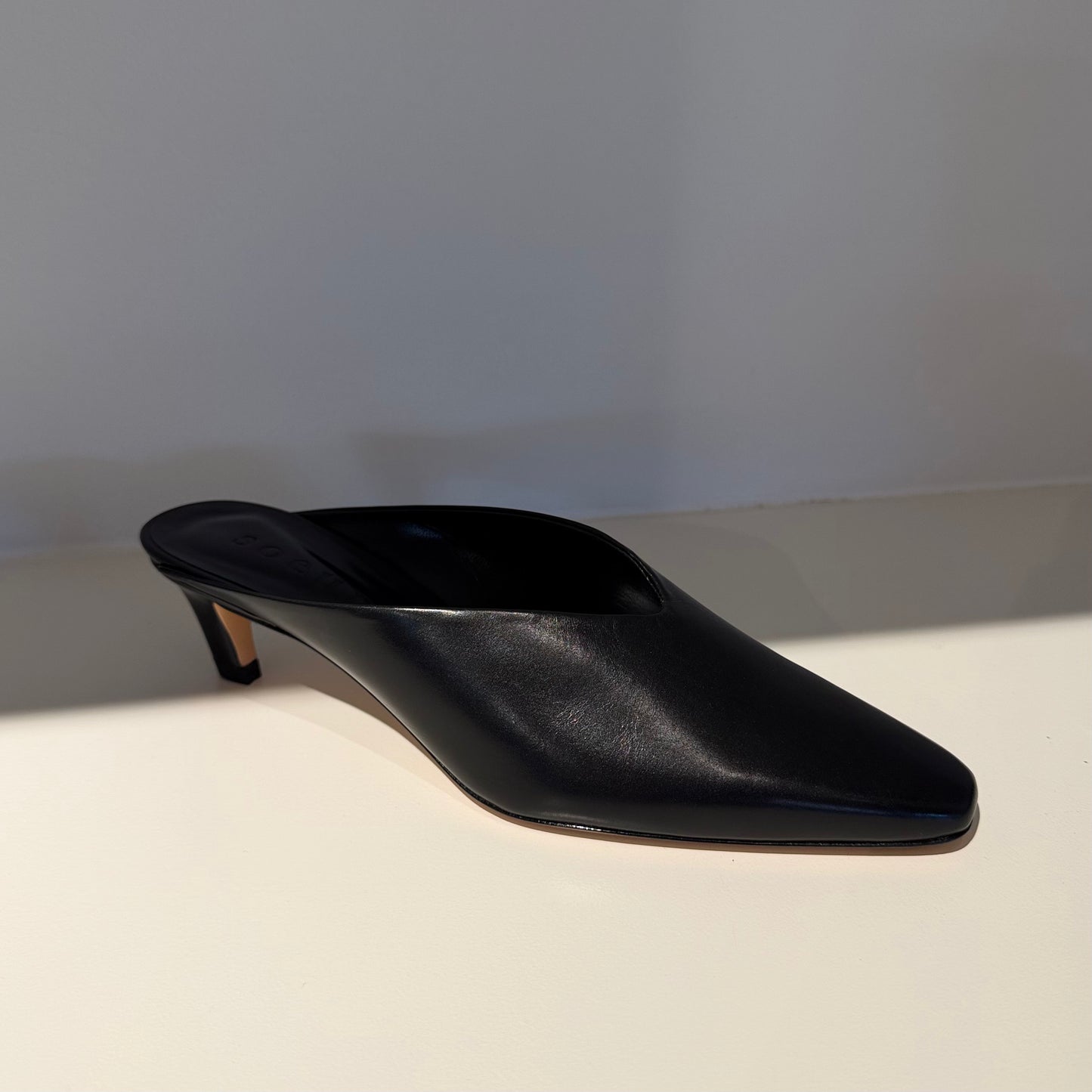Amalie Mules, Sort