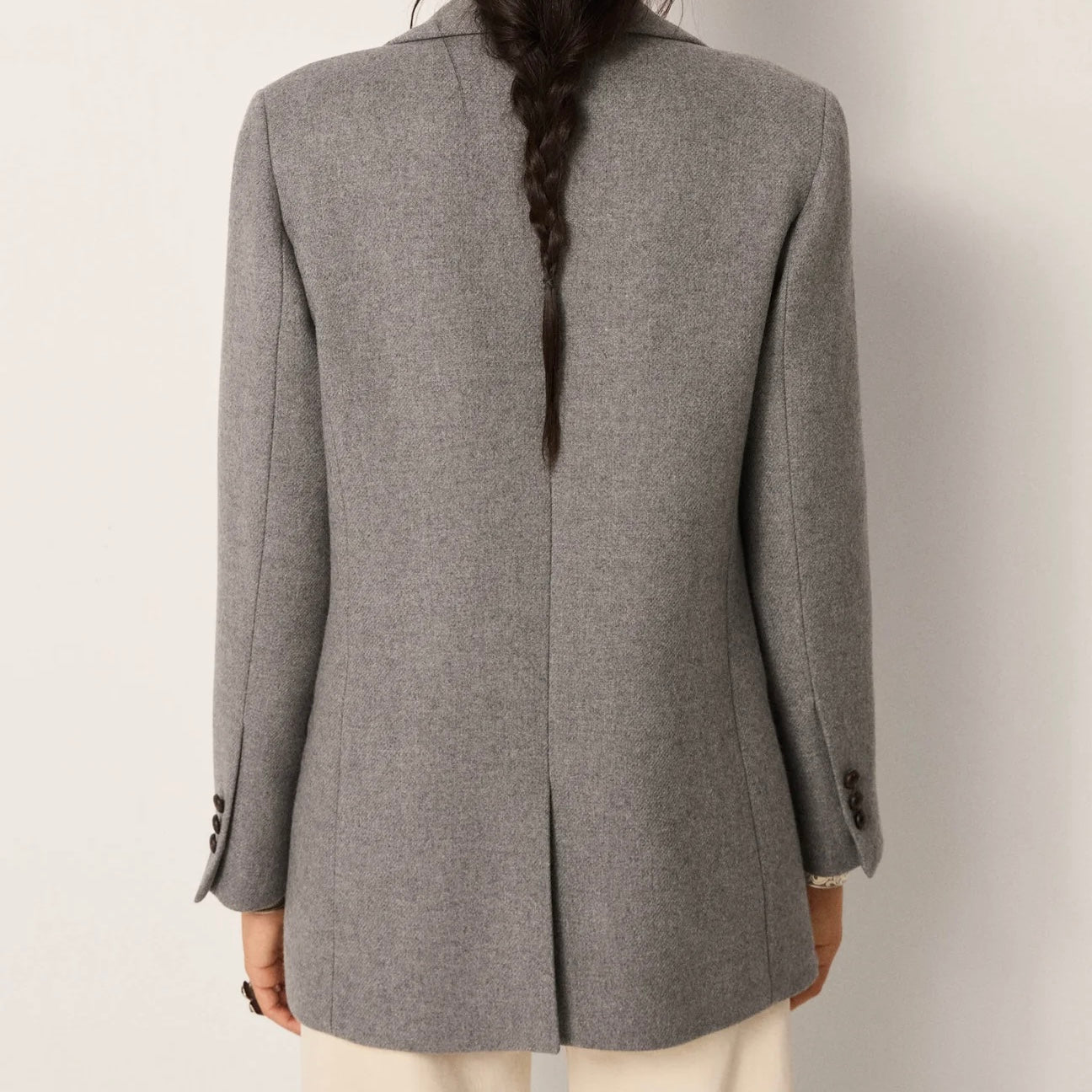 Anna Blazer, Gris