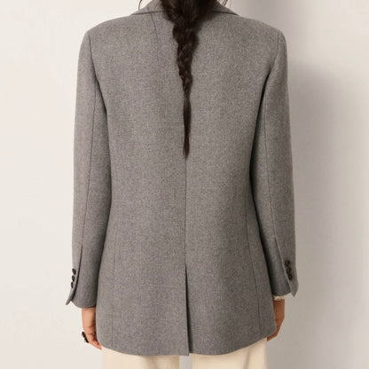 Anna Blazer, Gris